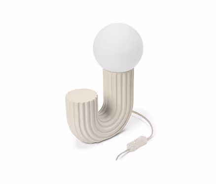Cremefarbene Tischlampe in J-Form mit gerippter Textur und einer runden, weißen Glühbirne, Kabel mit Schalter.