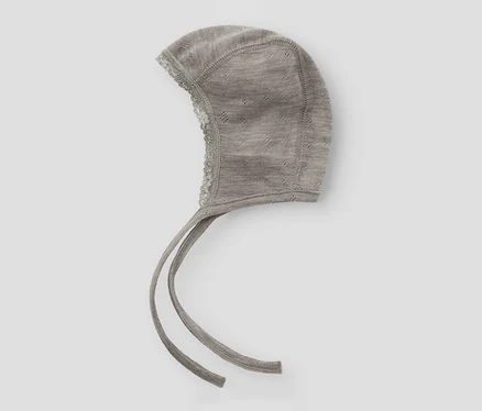 Graue Strickhaube für Babys mit Spitzenbesatz und Bindebändern.