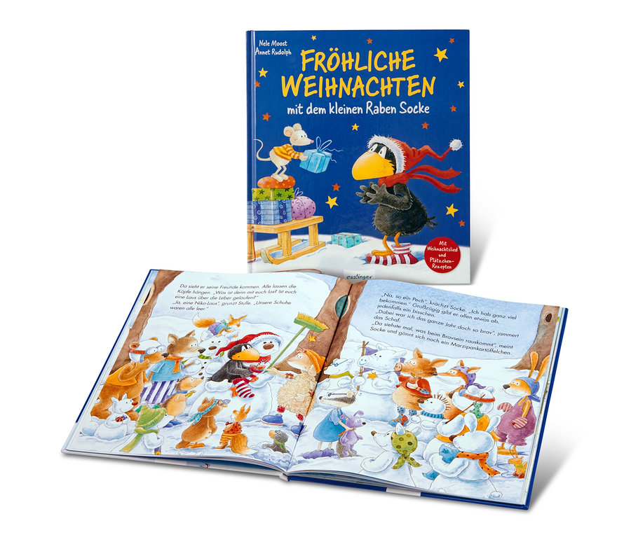 Geöffnetes Buch mit Illustrationen, im Hintergrund das Buch "Fröhliche Weihnachten mit dem kleinen Raben Socke".