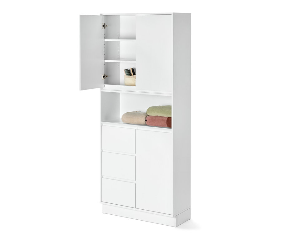 Offener, weißer Bad-Hochschrank mit Handtüchern und einem Korb mit Bürsten.