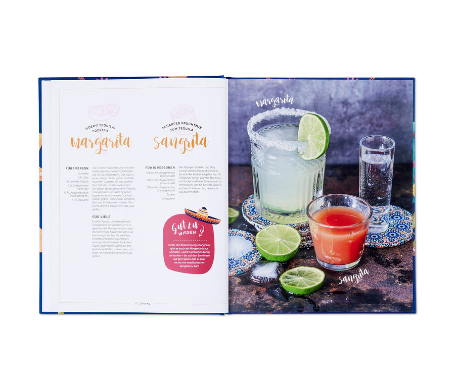 Aufgeschlagenes Buch mit Rezepten für Margarita und Sangrita, daneben ein Glas Margarita mit Limette und ein Glas Sangrita, mit dem Buch »Viva Mexiko«.