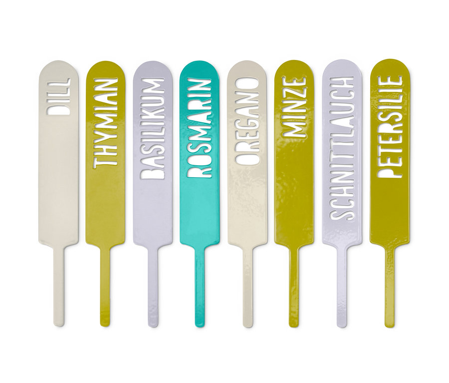 Sieben bunte Kräuterbeet-Markierer mit Beschriftungen.