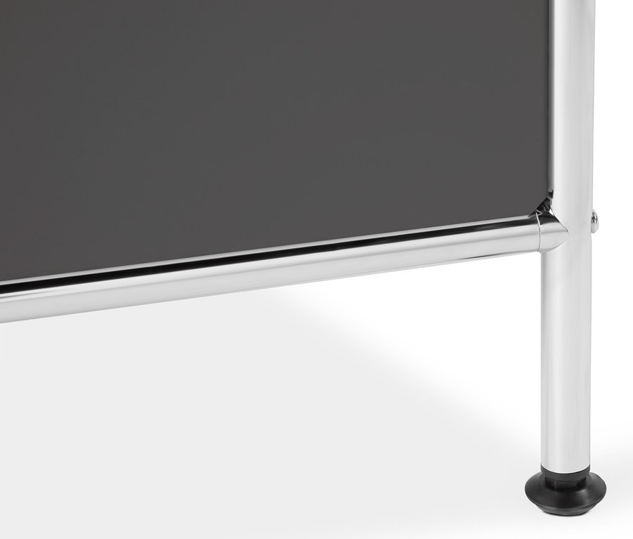 Detailansicht eines grauen Sideboards Metall »CN3« groß mit 6 Klappenfächern.