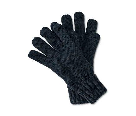 Strickhandschuhe liegen auf einem weißen Hintergrund.