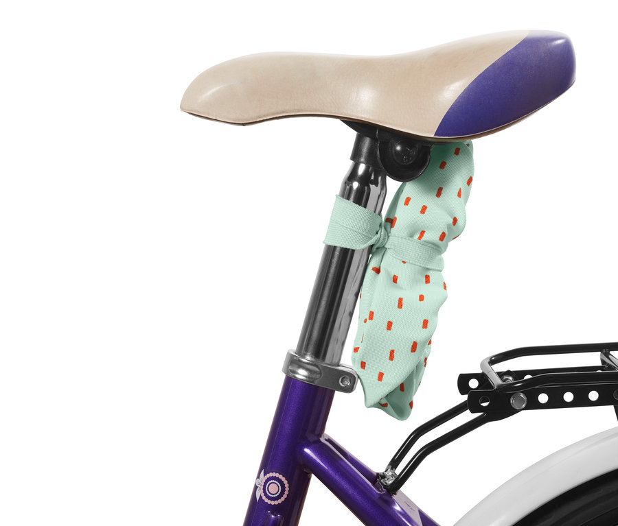 Fahrrad-Sattelbezug, Kids mit roten Punkten am Fahrradsattel befestigt.
