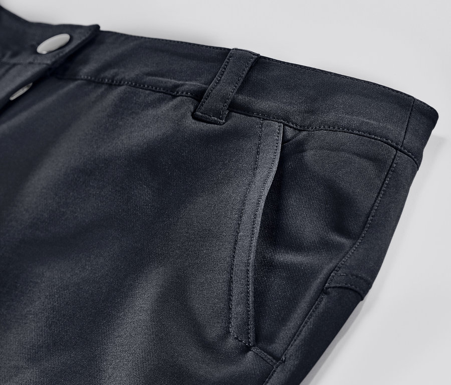 Detailaufnahme einer schwarzen Cargo-Softshellhose.