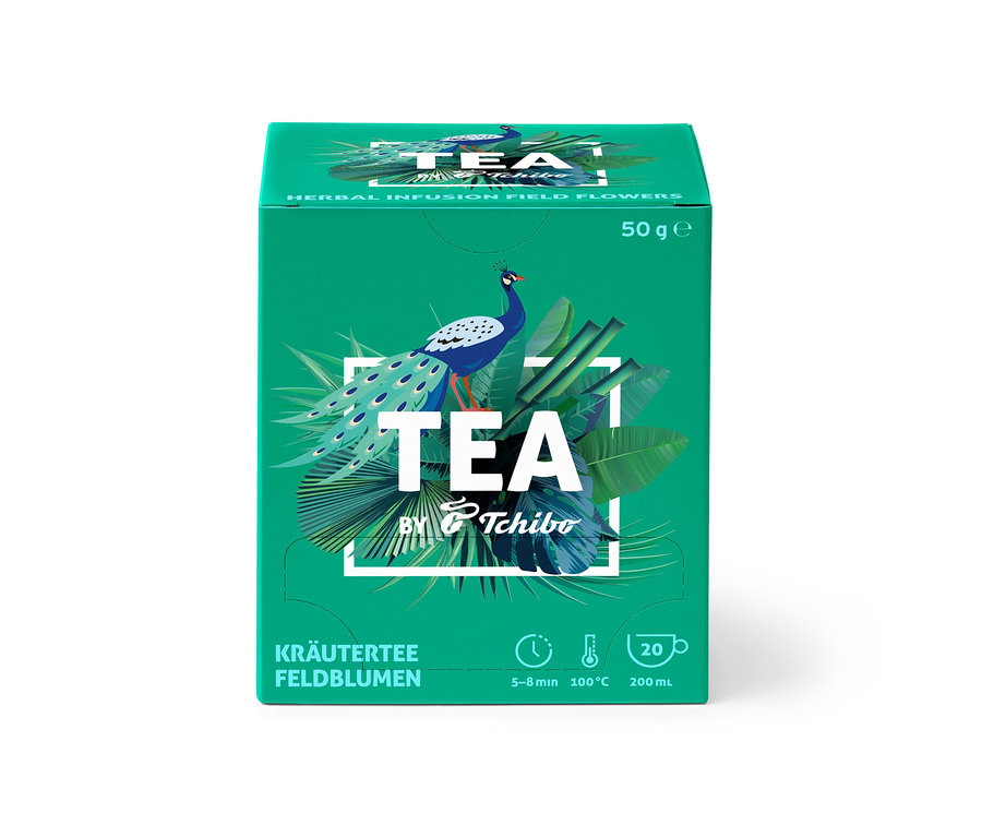 Grüne Packung TEA by Tchibo Kräutertee Feldblumen - 8x30 Teebeutel mit einer Abbildung eines Pfaus.