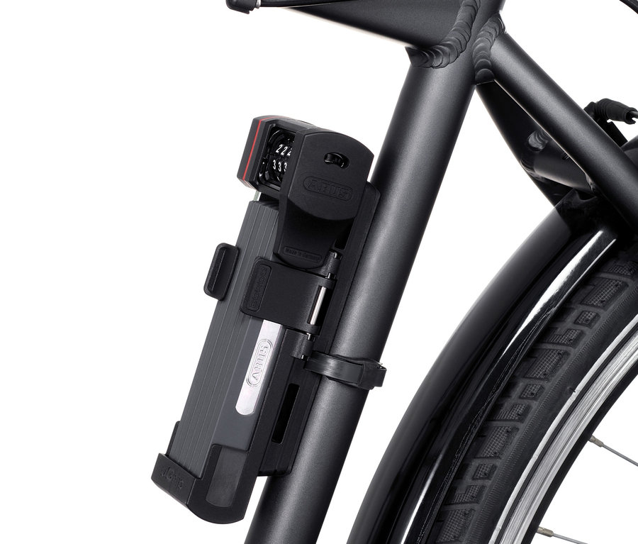 ABUS-Faltschloss am Fahrradrahmen befestigt.