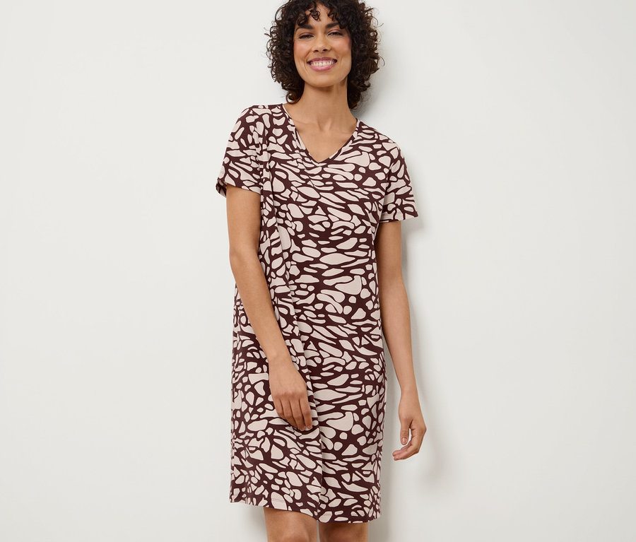 Frau posiert in einem Nachthemd mit Alloverprint.