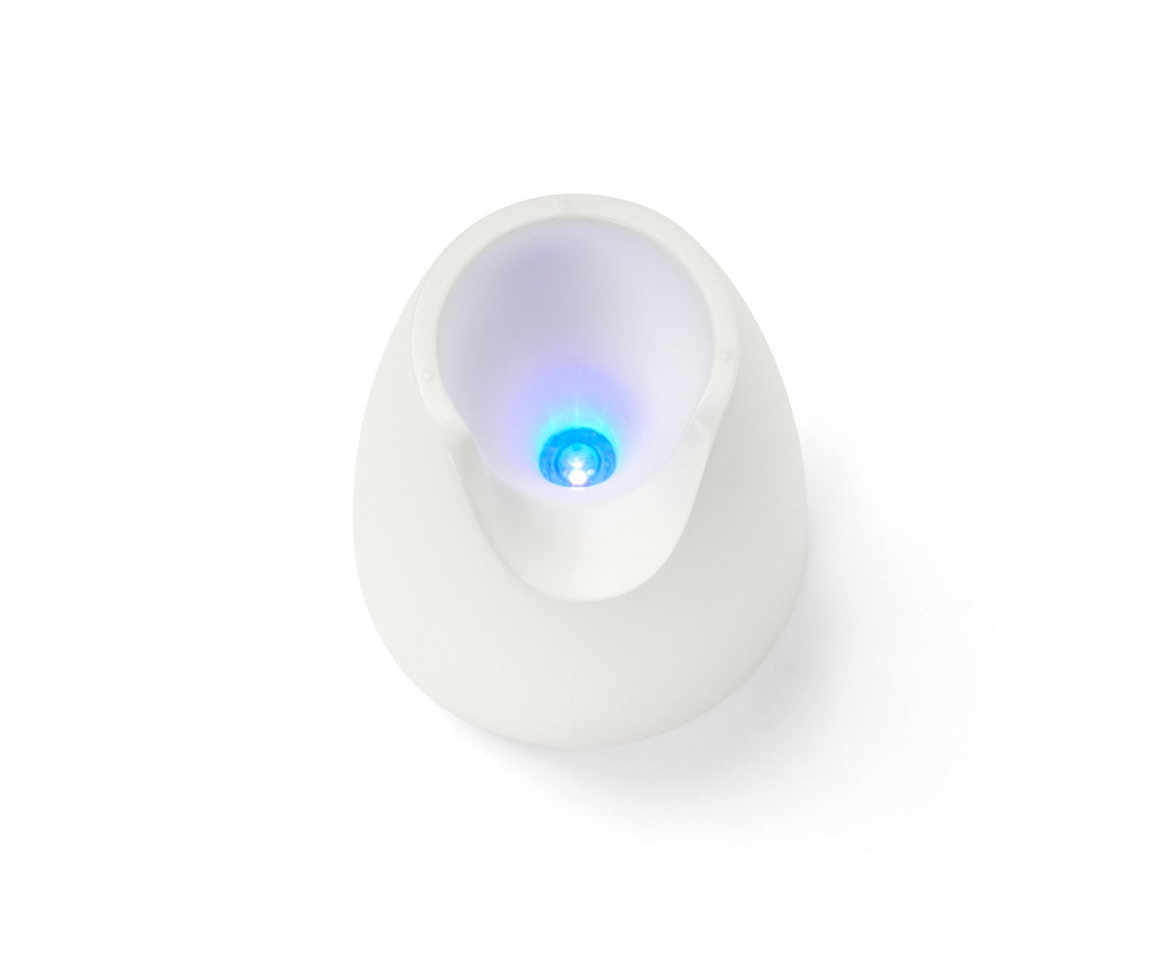 Nahaufnahme von oben einer weißen UV-Lampe aus einem 5-in-1-Maniküre-Pediküre-Set, die blau leuchtet.