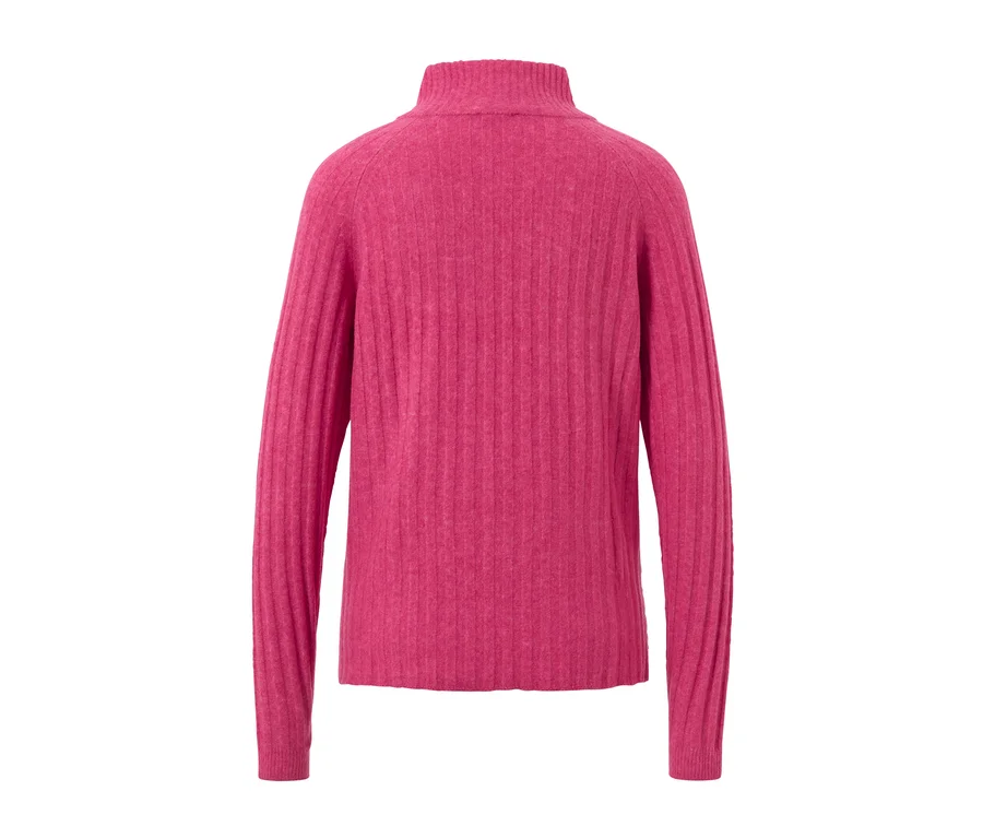 Rückansicht von geripptem Strickpullover mit Stehkragen.