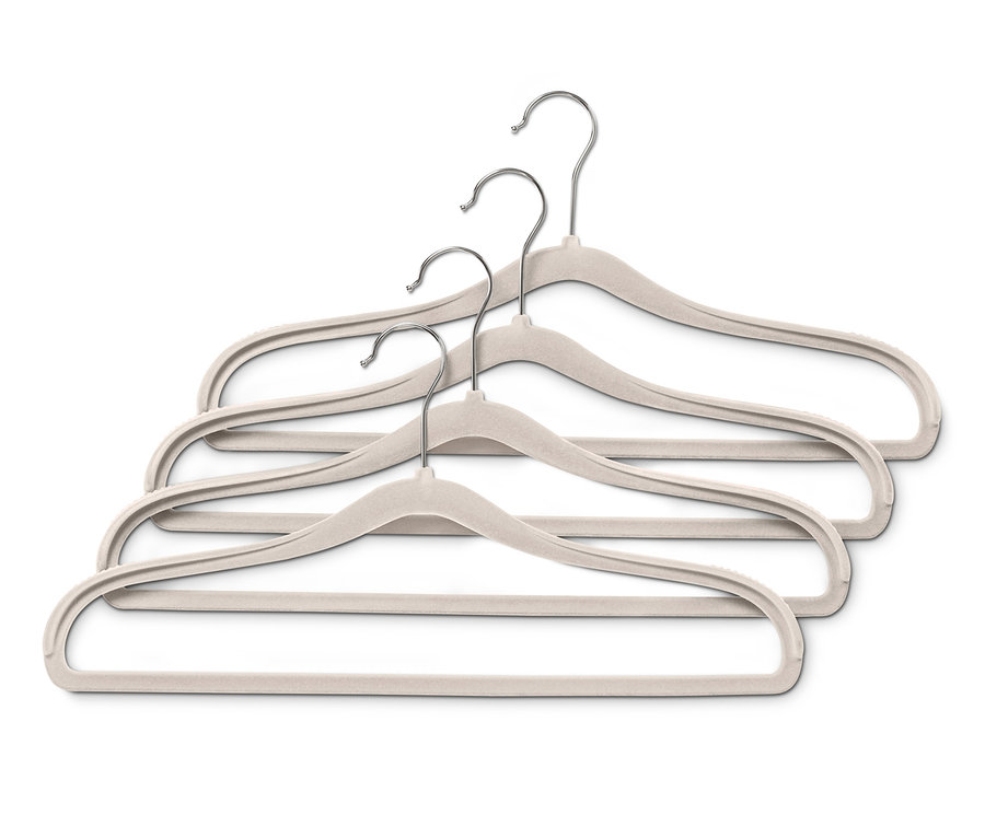 Vier Kleiderbügel mit Schulterverstärkung liegen übereinander.