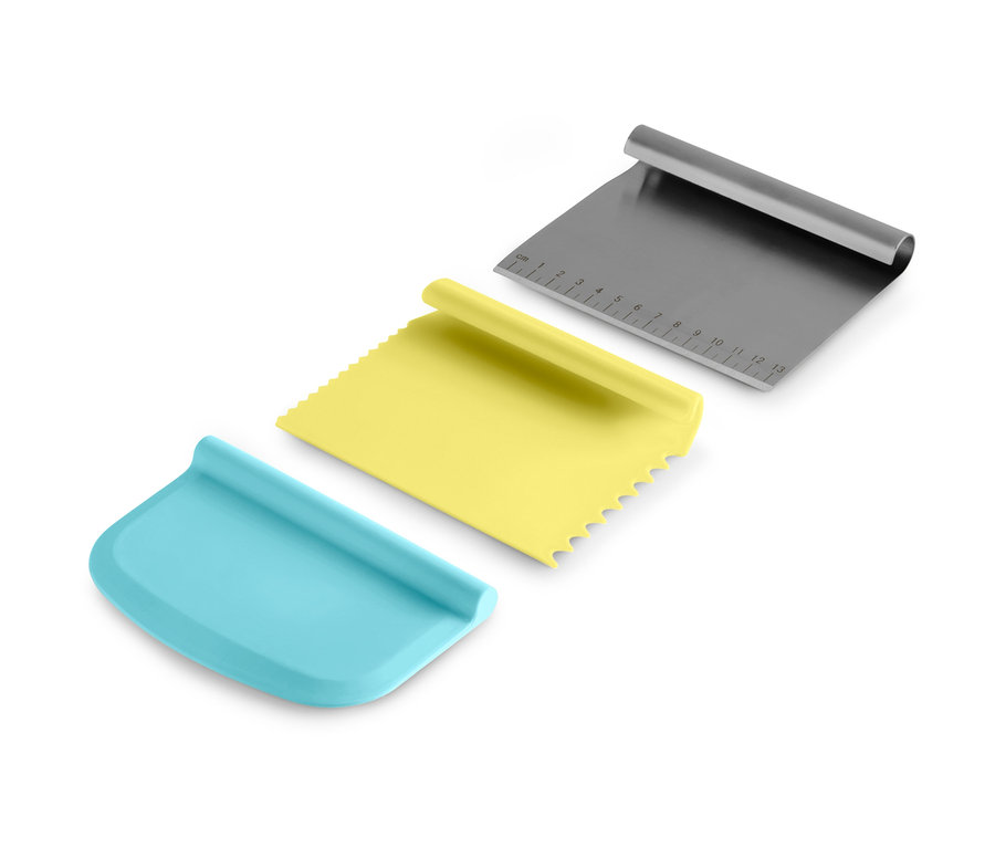 Backhelfer-Set: blaue, gelbe und silberne Teigschaber.
