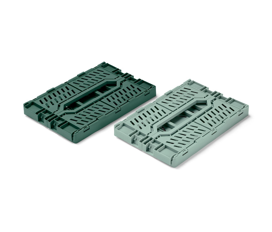 Zwei klappbare Ordnungskisten, eine dunkelgrün und eine hellgrün, sind auf einem weißen Hintergrund zusammengeklappt.