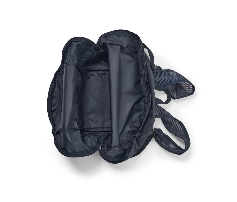 Offener, leerer, dunkelblauer, faltbarer Rucksack.