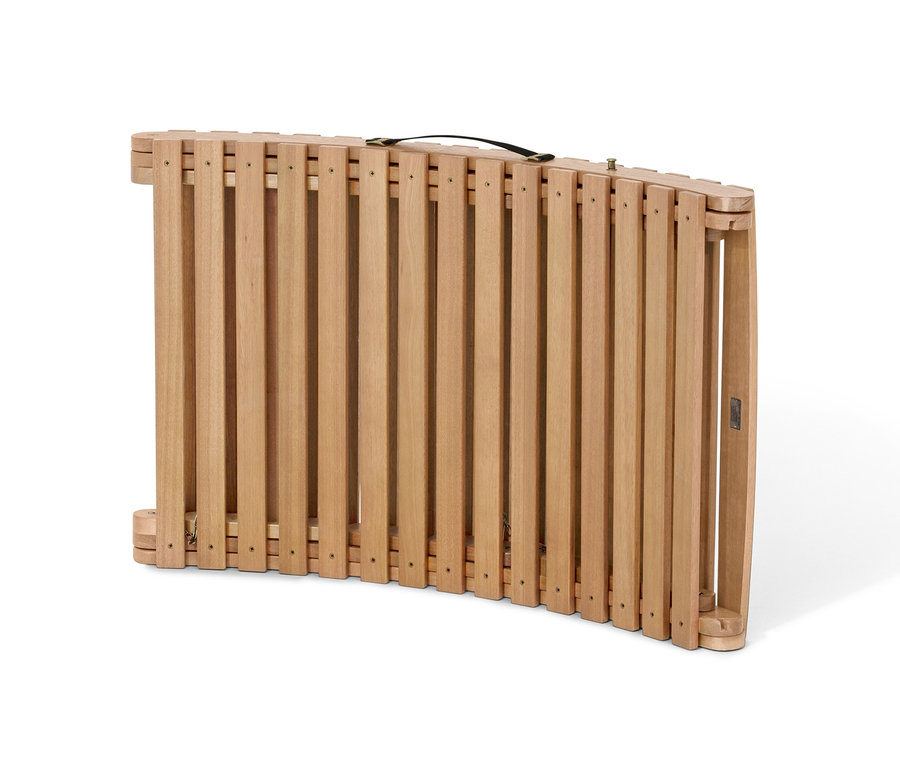 Zusammengeklappte, zusammenklappbare Wellenliege »Lenja« mit Polsterauflage.