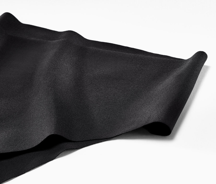 Detailaufnahme von zwei schwarzen Magic-Cut-Slips.