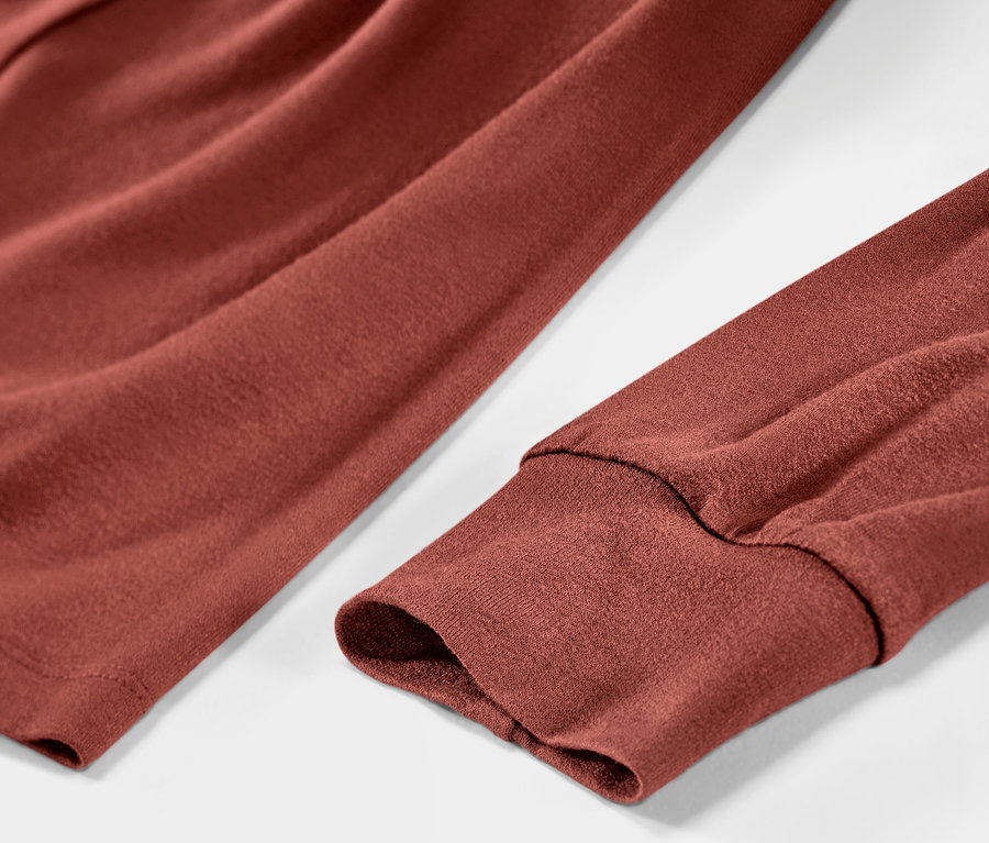 Detailaufnahme eines Blusenshirts mit V-Ausschnitt in Braun.