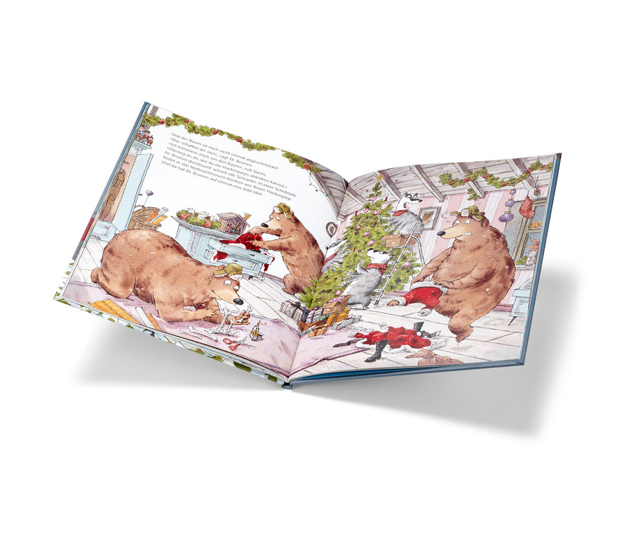 Illustration aus dem Buch »Dr. Brumms total verrückte Weihnachten«, die einen Bären und einen Dachs beim Schmücken eines Weihnachtsbaums zeigt.
