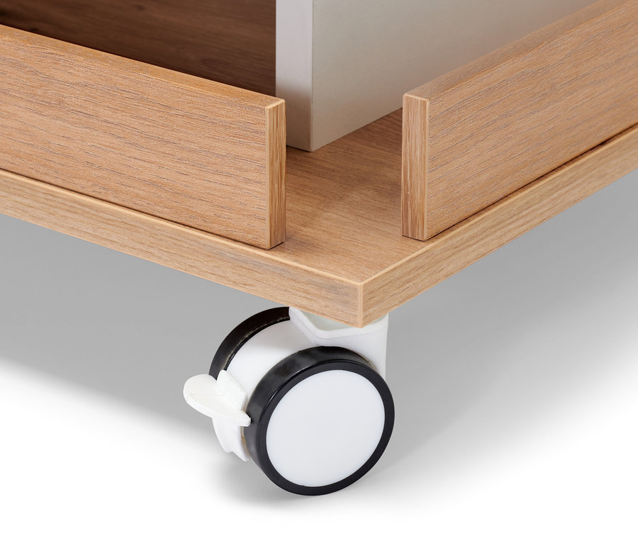 Detailaufnahme eines Regalturms mit Stauraum, der ein Rad und die Holzkonstruktion zeigt.