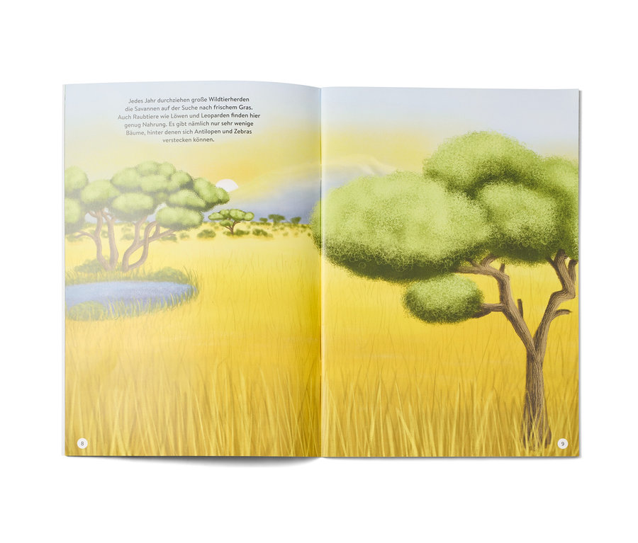 Aufgeschlagenes Stickerbuch »Faszierende Stickerwelt – wilde Tiere« zeigt eine Illustration einer afrikanischen Savanne mit Bäumen und Gras.