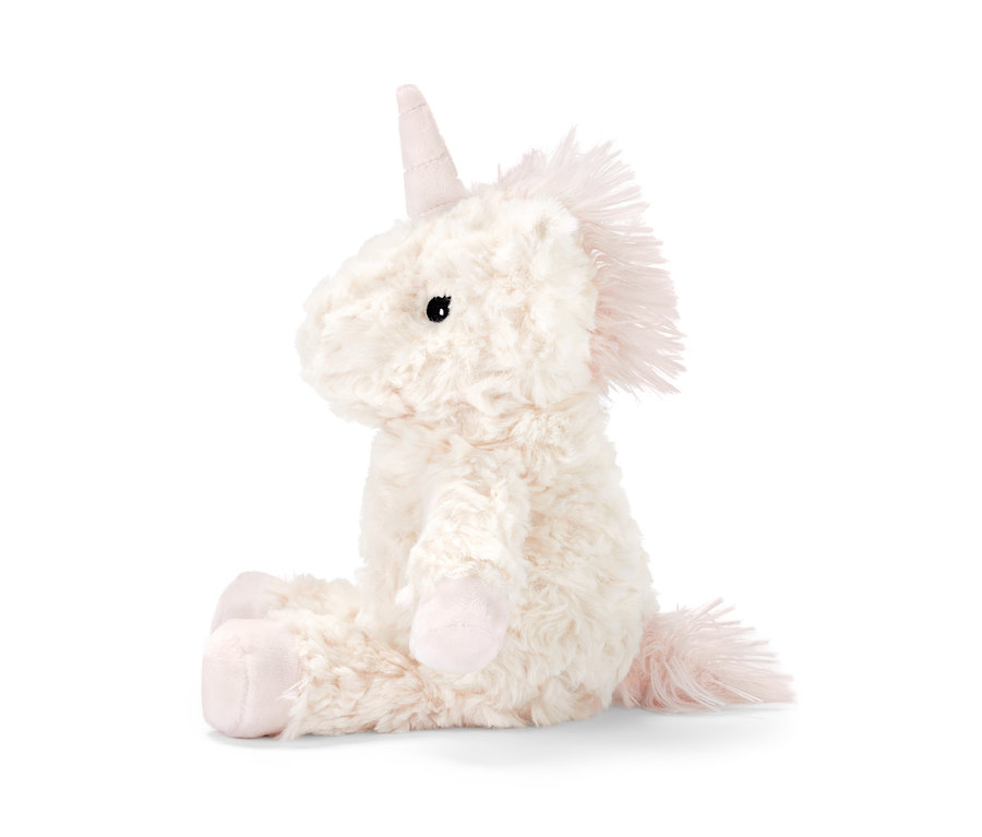 Beiges Plüschtier »Einhorn« sitzt vor einem weißen Hintergrund.