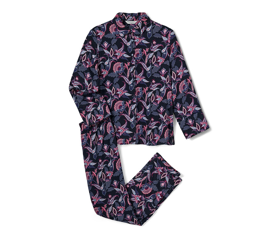 Ein Web-Pyjama mit Blumenmuster, langen Ärmeln und Hosen liegt auf einem weißen Hintergrund.