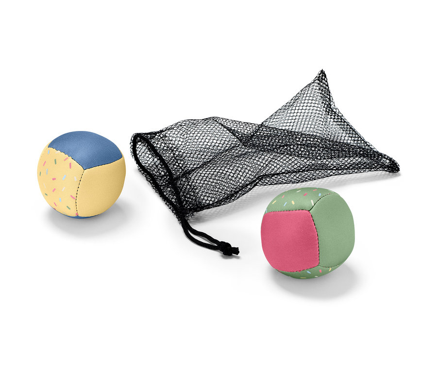 Zwei Wasserbälle und ein schwarzes Netz.