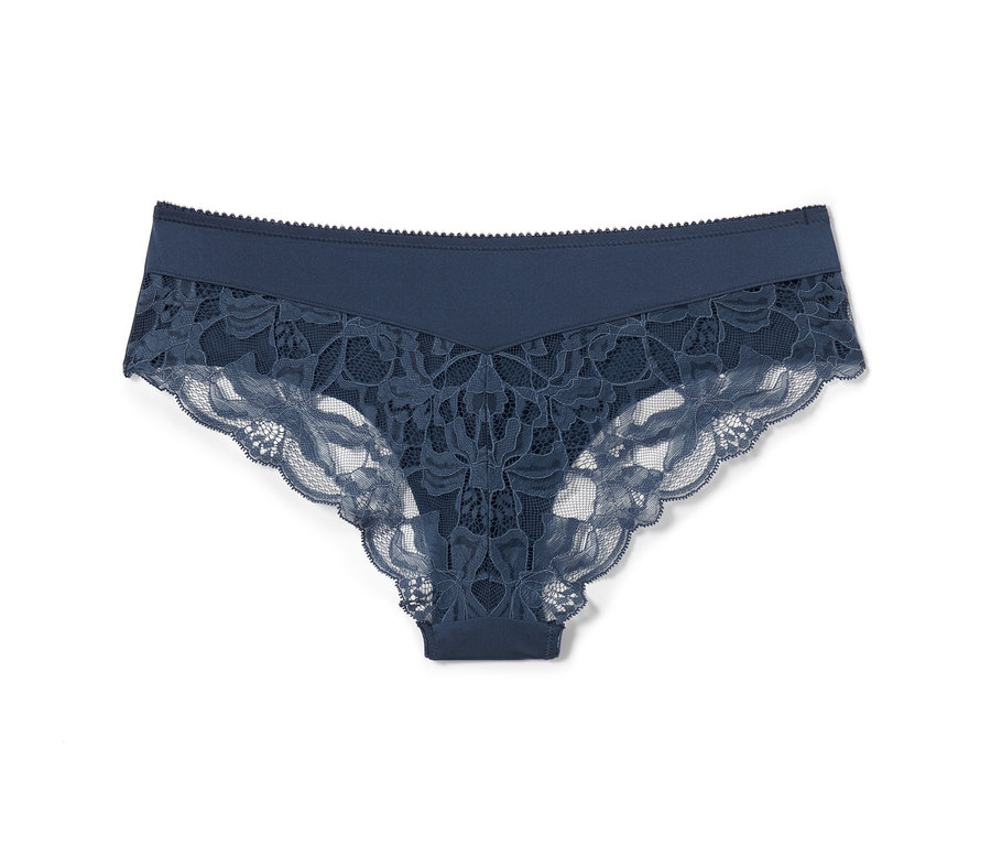 Ein einzelner blauer Brazilslip mit Spitzenmuster.