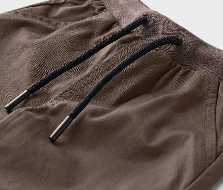 Nahaufnahme der Kinder-Pull-on-Pants – Fit »Anton« mit braunem Kordelzug.