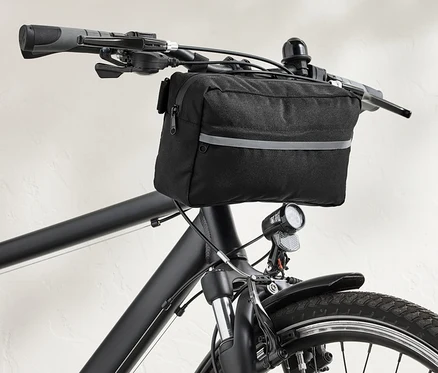 Eine schwarze 2-in-1-Lenkertasche an einem schwarzen Fahrradlenker.