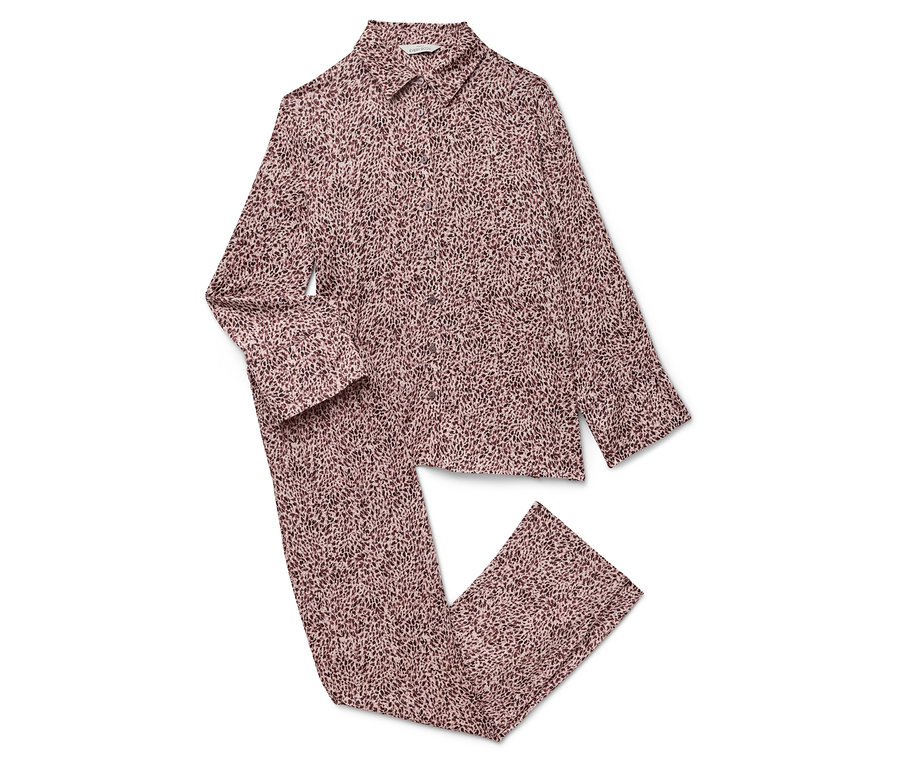 Rosa Schlafanzug mit langärmligem Oberteil und Hose mit Muster liegt auf weißem Hintergrund.