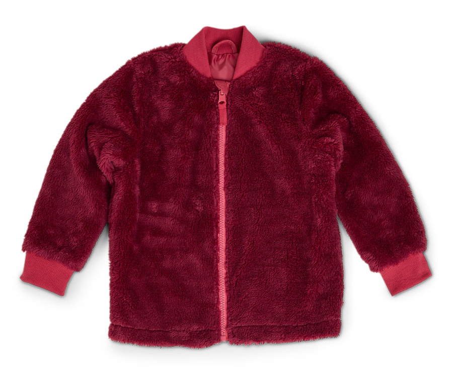 Eine weinrote, flauschige Jacke mit Reißverschluss und roten Bündchen auf weißem Hintergrund.