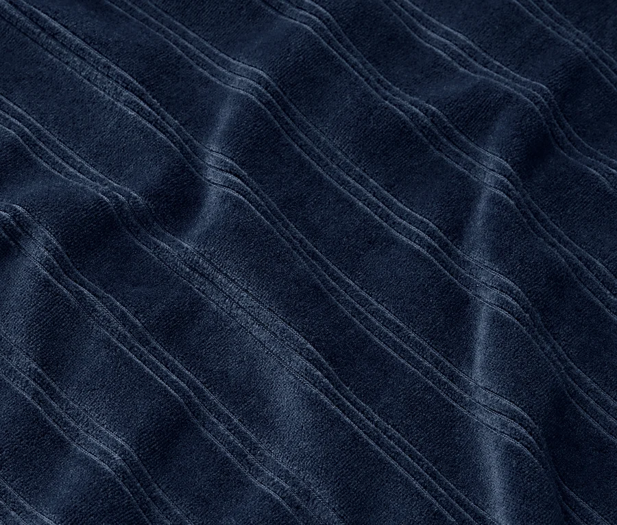 Nahaufnahme eines marineblauen Stoffes mit geprägten Streifen.
