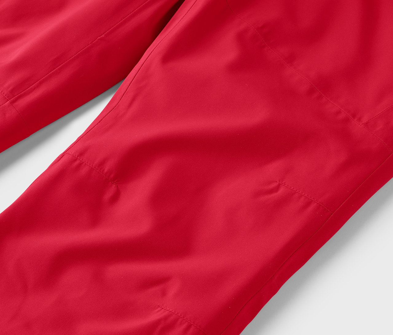 Detailaufnahme einer roten Hose.