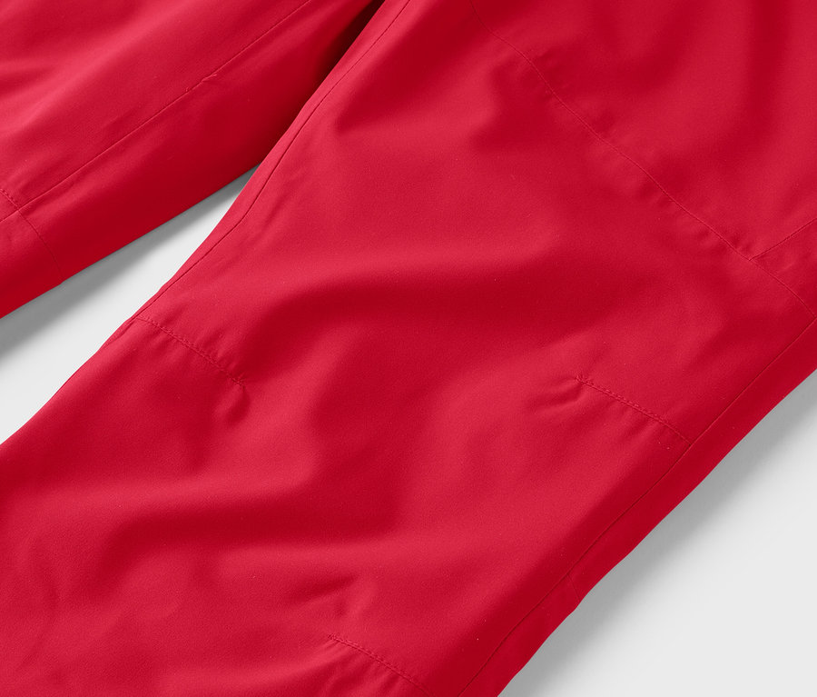 Detailaufnahme einer roten Hose.