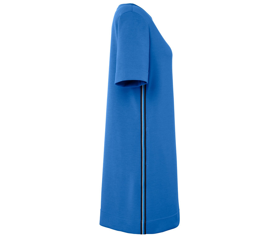 Blaues Kleid mit kurzen Ärmeln und Seitenstreifen.