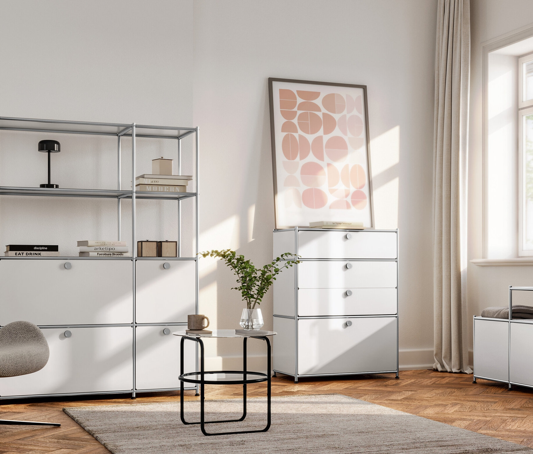 Einrichtung eines Wohnzimmers mit einem Sessel mit Drehfunktion und einer LED-Akku-Tischleuchte auf einem Metallregal.