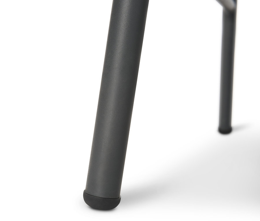 Detailaufnahme eines Loungeecke-Beins mit Polyrattangeflecht.