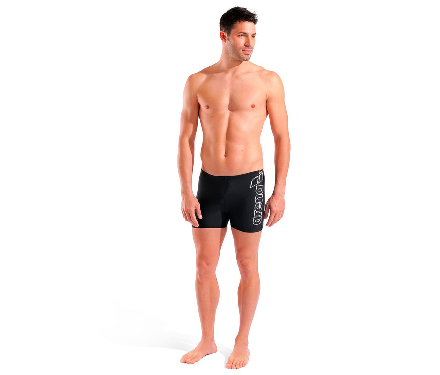 Mann steht und trägt eine schwarze arena Badehose Scratchy.