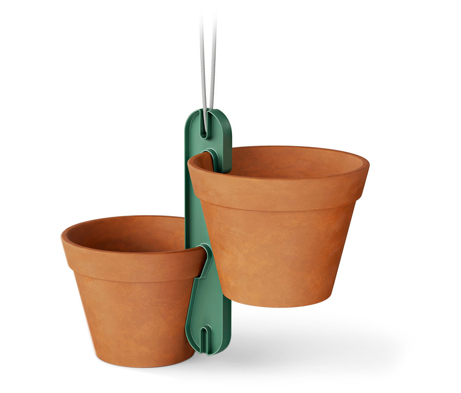 Ein hängender grüner Halter mit zwei Terrakotta-Blumentöpfen.