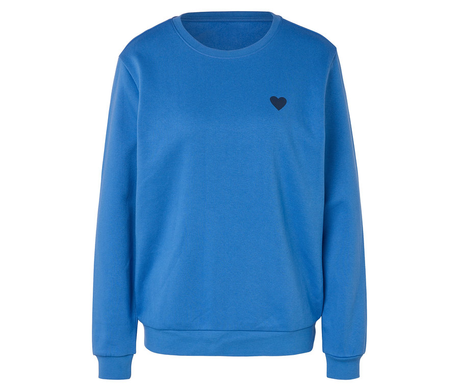 Blauer Pullover mit kleinem schwarzen Herz auf der Brust.