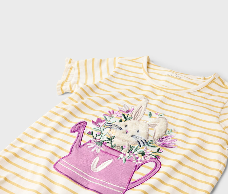 Gestreiftes Kurzarm-T-Shirt mit Applikation eines Hasen in einer rosa Gießkanne.