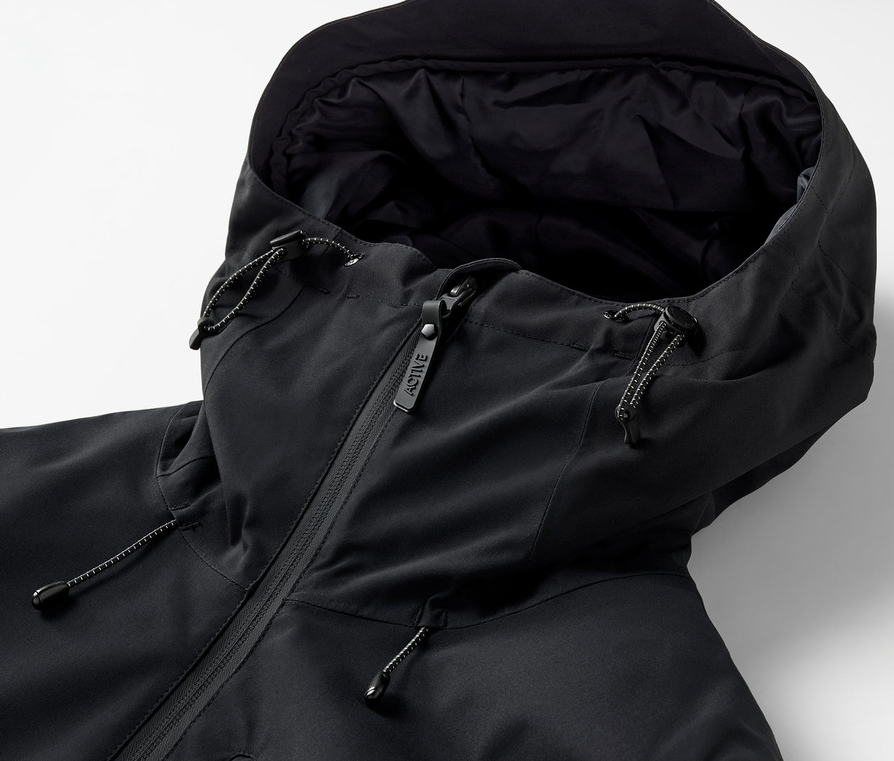 Detailaufnahme einer schwarzen Jacke mit Kapuze und Reißverschluss.