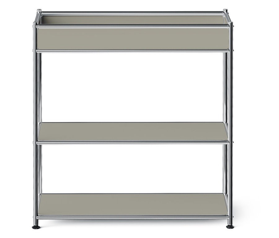 Dreistöckiges Regal mit grauen Regalböden und Metallrahmen.