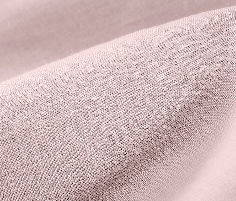 Detailaufnahme von rosafarbener Leinen-Bettwäsche in Übergröße.