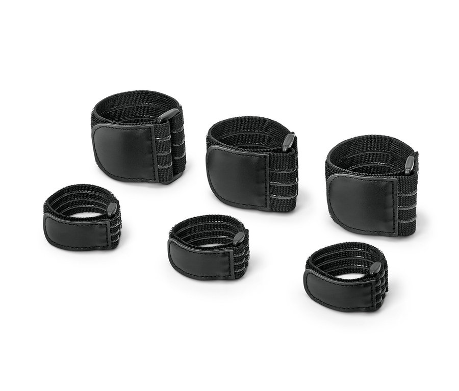 Sechs schwarze elastische Befestigungsgurte liegen auf einem weißen Hintergrund.