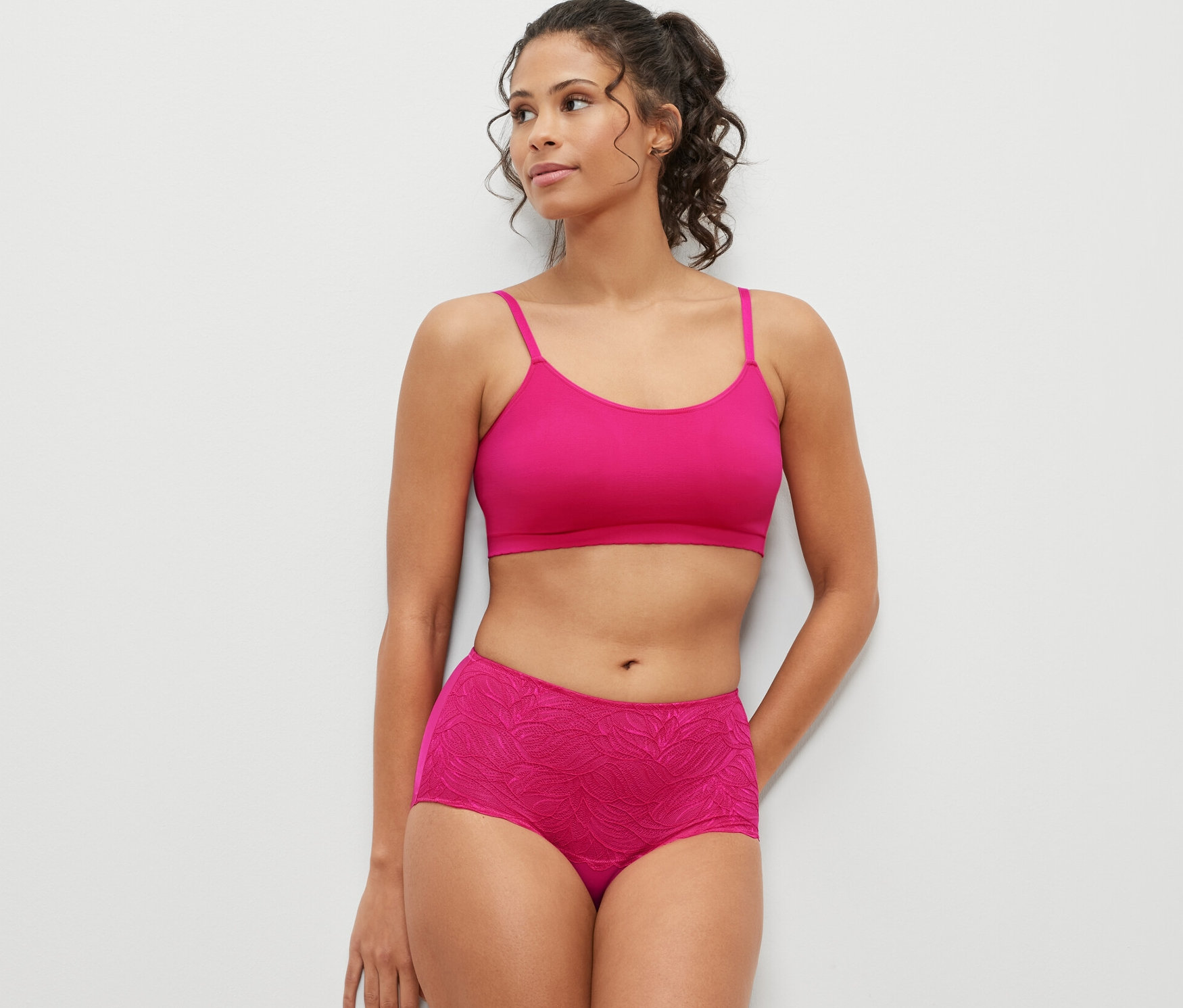 Frau posiert in einem rosa BH und einem Light-shaping Highwaist-Panty, fuchsia.