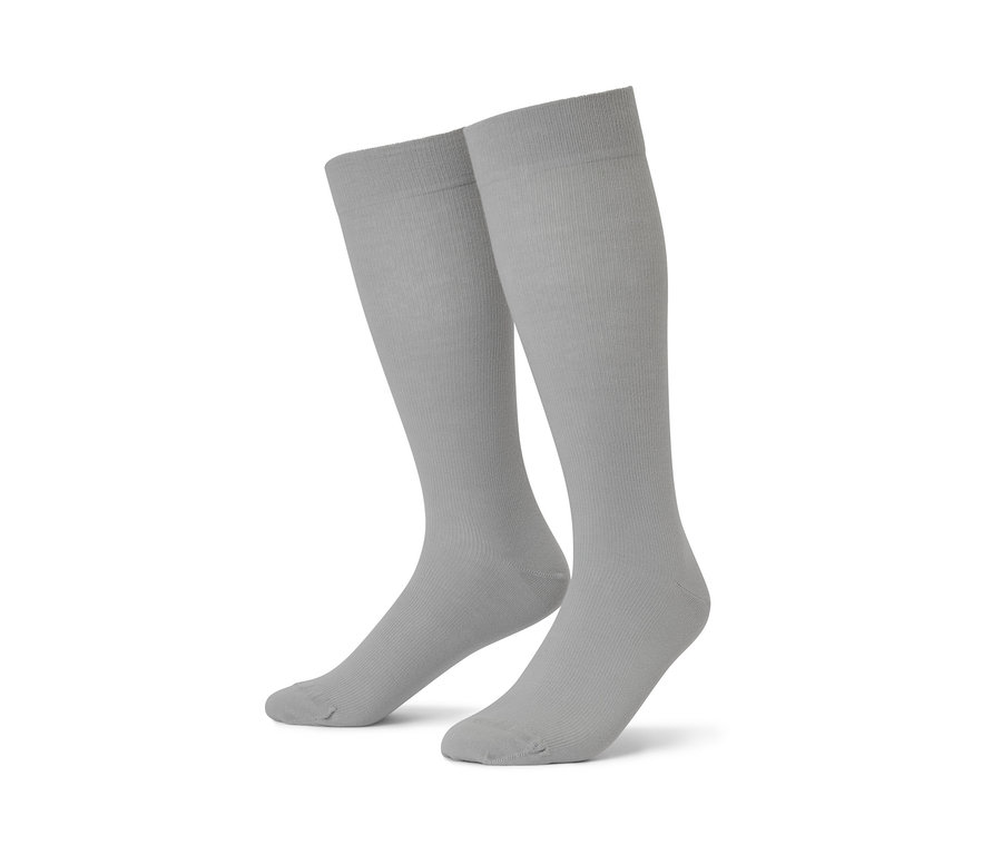 Zwei Paar graue Reise-Kompressionsstrümpfe.