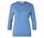 Ein hellblauer Pullover mit Dreiviertelärmeln liegt auf einer weißen Oberfläche.
